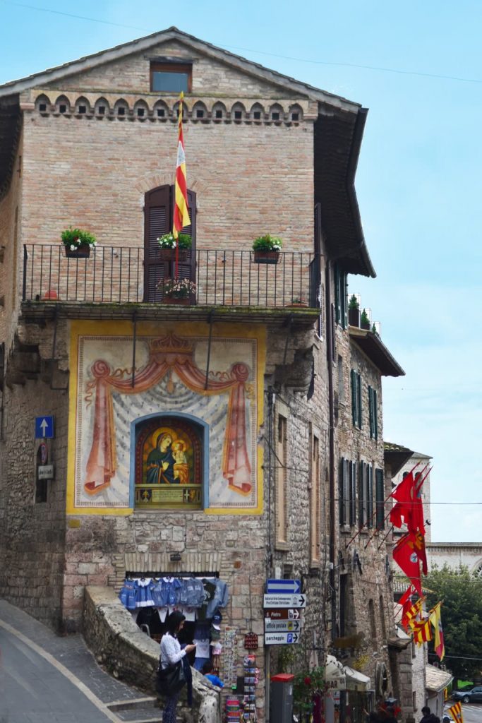 visitare Assisi in un giorno tra capolavori e buon cibo, assisi, umbria, umbria tourism, italai, borghi, borghi umbri, borghipiù belli d italia, cosa vedere, dove dormire, cosa mangiare, san francesco, basilica di san francesco, bella umbria