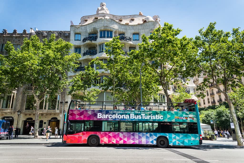come spostarsi a barcellona mezzi e abbonamenti; barcellona; barcelona; casa battlò; sagrada familia; casa milà; casa vicens; barrio gotico; montjuc; bunker del carmel; arc de triomp; spagna; cosa vedere a barcellona; come spostarsi a barcellona; room mate anna; passeig de gracia; aeroporto el prat; metro barcellona, treno barcellona, abbonamenti mezzi, mezzi pubblici