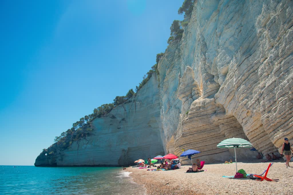 le 15 spiagge più belle del Gargano alla scoperta di baie e calette; le spiagge più belle del gargano; gargano; puglia; baia delle zagare; spiaggia di vignanotica; baia zaiana; baia san felice; architiello san felice; spiaggia dei cento scalini o delle tufare; spiaggia di calenella; baia di manaccora; spiaggia del pizzomunno; vieste; spiaggia di molinella; spiaggia di mattinatella;