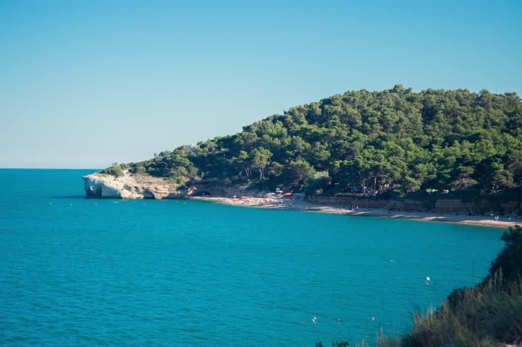 le 15 spiagge più belle del Gargano alla scoperta di baie e calette; le spiagge più belle del gargano; gargano; puglia; baia delle zagare; spiaggia di vignanotica; baia zaiana; baia san felice; architiello san felice; spiaggia dei cento scalini o delle tufare; spiaggia di calenella; baia di manaccora; spiaggia del pizzomunno; vieste; spiaggia di molinella; spiaggia di mattinatella;