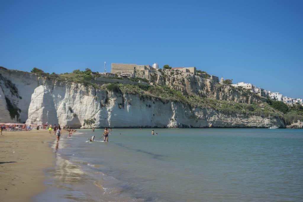 le 15 spiagge più belle del Gargano alla scoperta di baie e calette; le spiagge più belle del gargano; gargano; puglia; baia delle zagare; spiaggia di vignanotica; baia zaiana; baia san felice; architiello san felice; spiaggia dei cento scalini o delle tufare; spiaggia di calenella; baia di manaccora; spiaggia del pizzomunno; vieste; spiaggia di molinella; spiaggia di mattinatella;